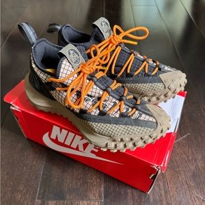 NIKE ACG MOUNTAIN FLY LOW FOSSIL STONE-BLACK: Women’s 6.5